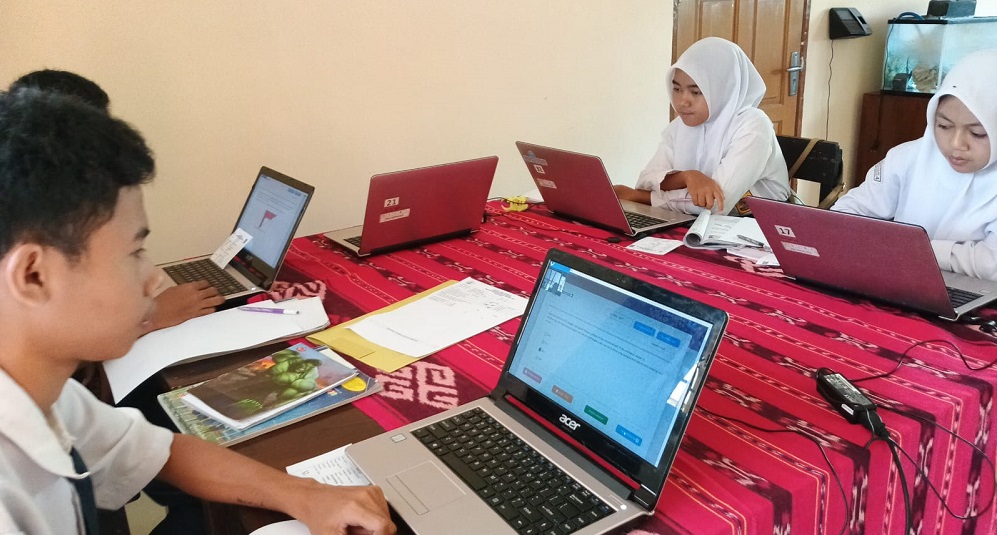 Empat siswa-siswi SMPN 4 Gunungsari sedang mengikuti Olimpiade  Sains