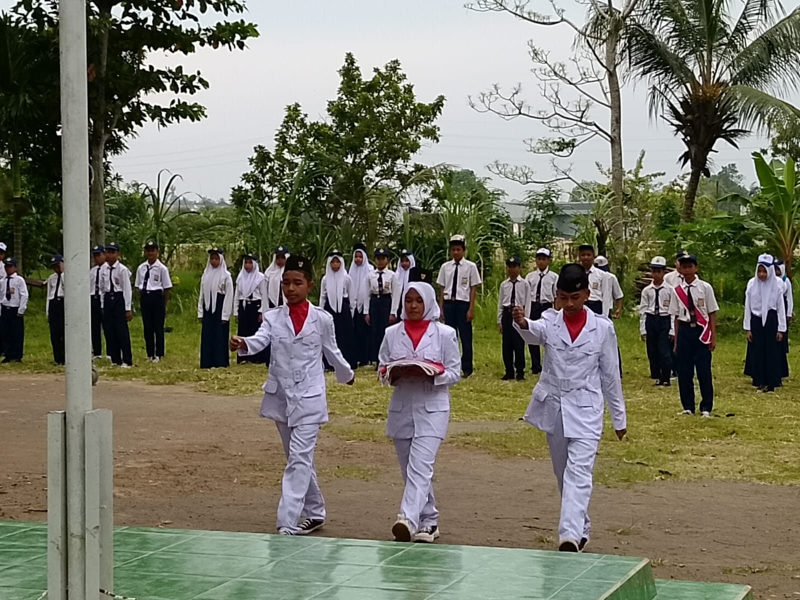 PASKIBRA kelas 8 pada upacara bendera minggu pertama