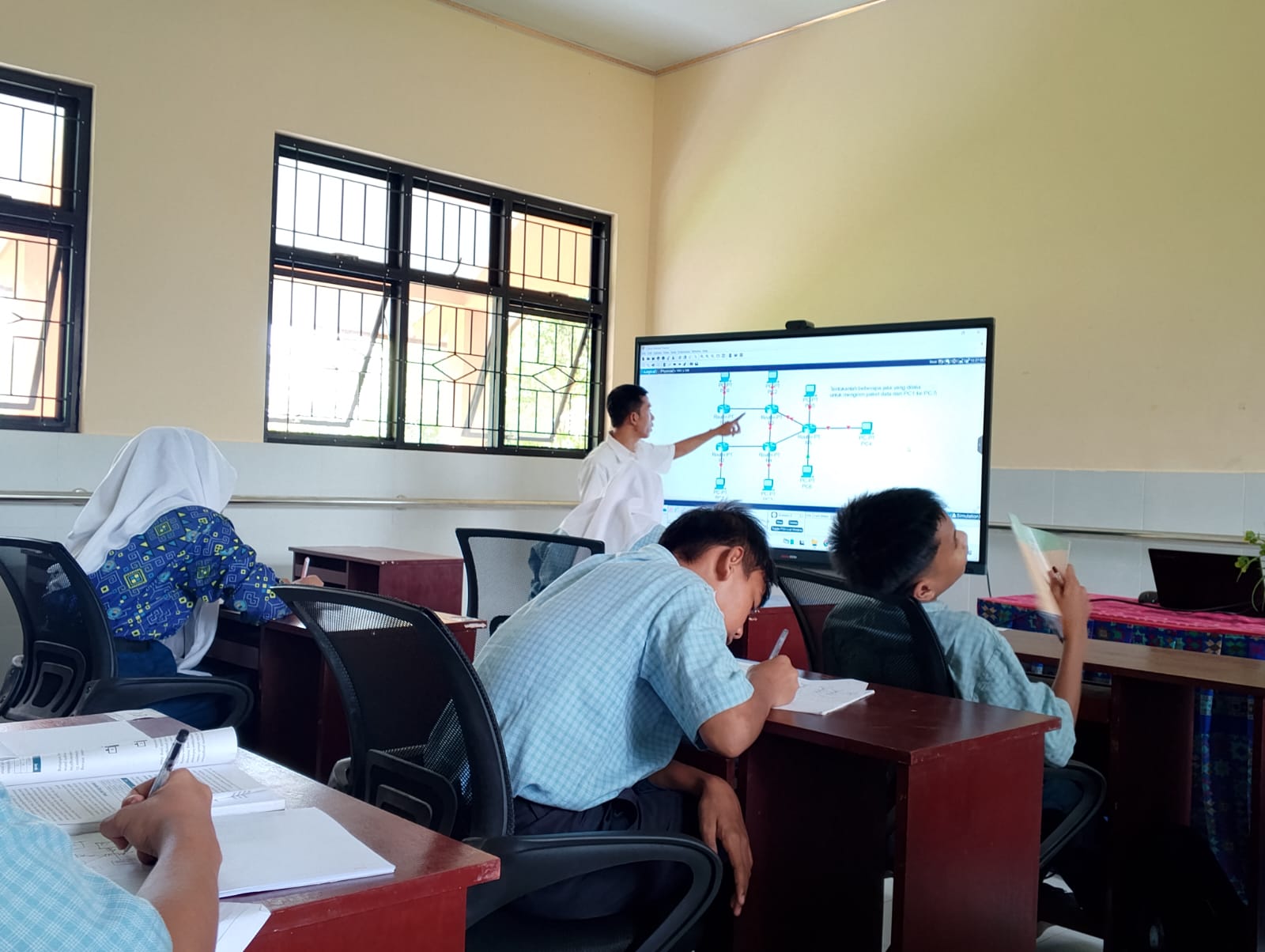Belajar Informatika Menggunakan Interaktif Flat Panel